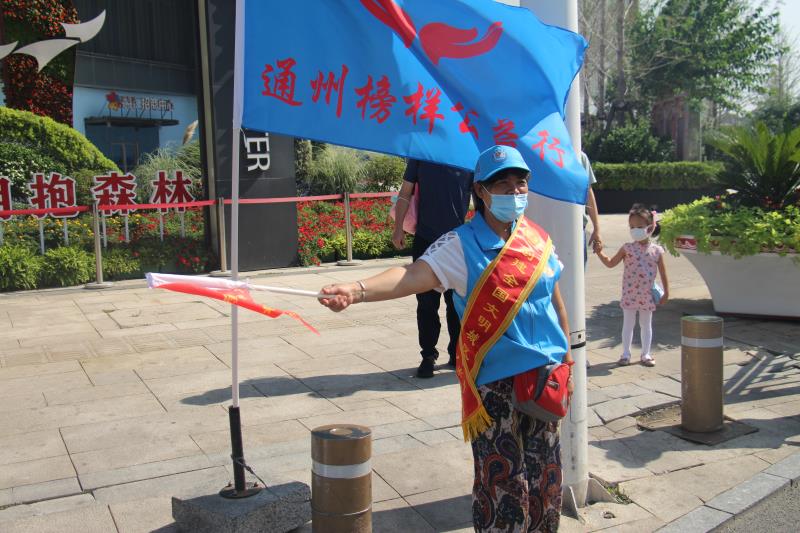 <strong>中年妇女被后入</strong>